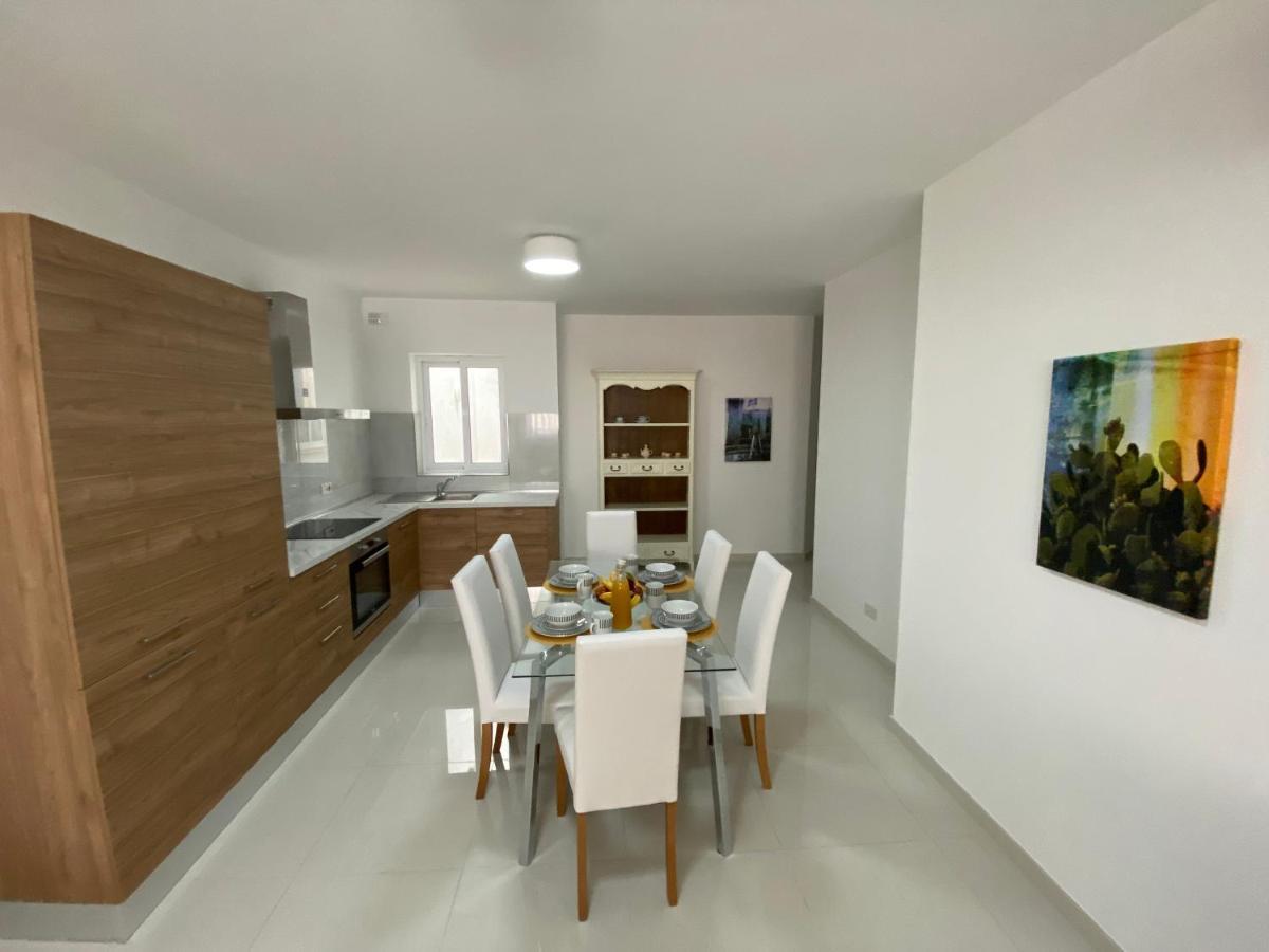 Sunshine Apartments Mellieha - Modern Three Bedroom Ground Floor Apartment With Yard Kültér fotó